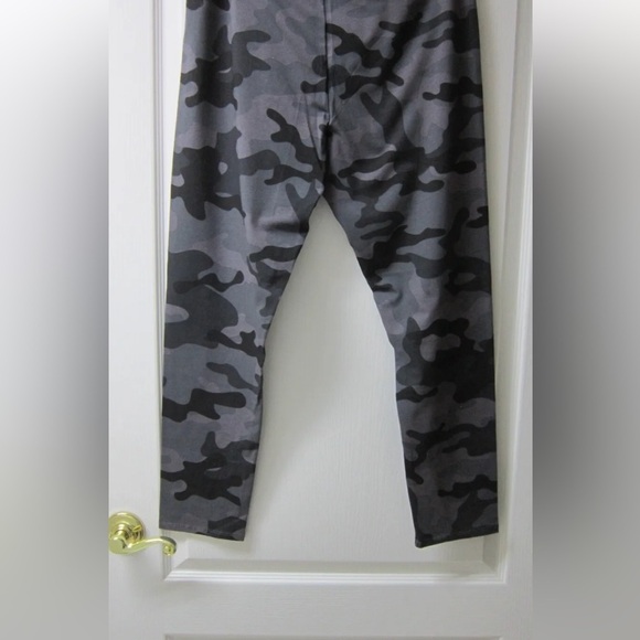 No Boundaries Gray Camouflage Ankle Leggings Women's Size L - Picture 4 of 11